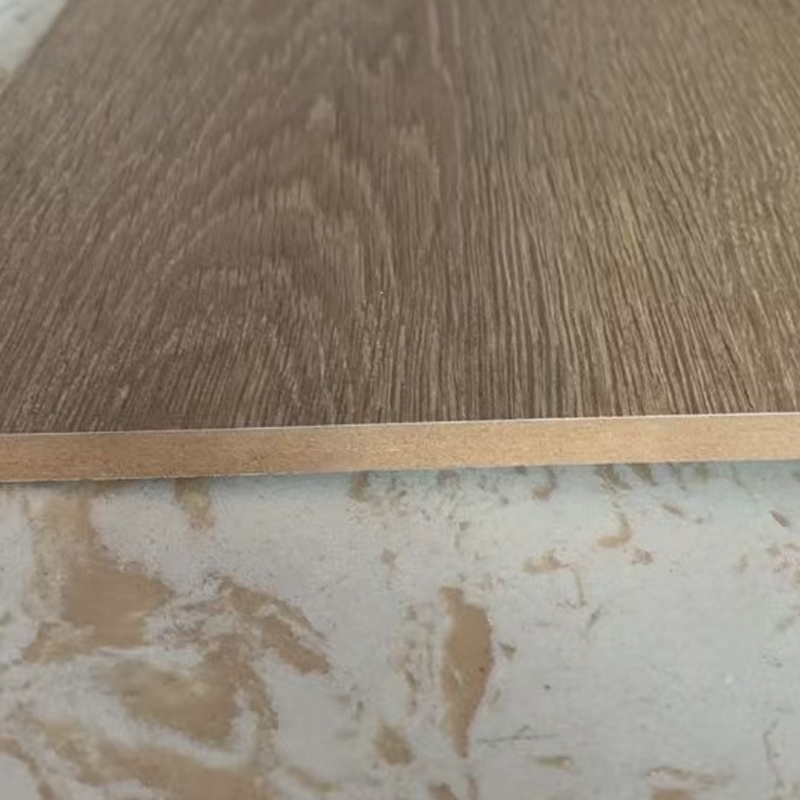 Okrągły stopień schodów z laminatu odpornego na zarysowania, antypoślizgowy